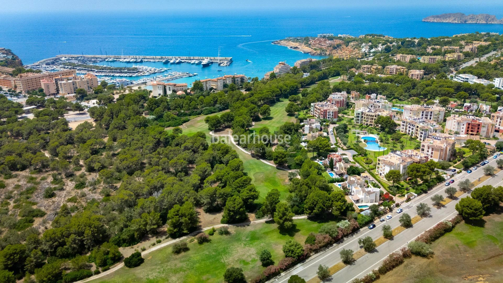 Bright villa featuring premium-quality materials, a garden and a swimming pool next to the golf course in Nova Santa Ponsa.