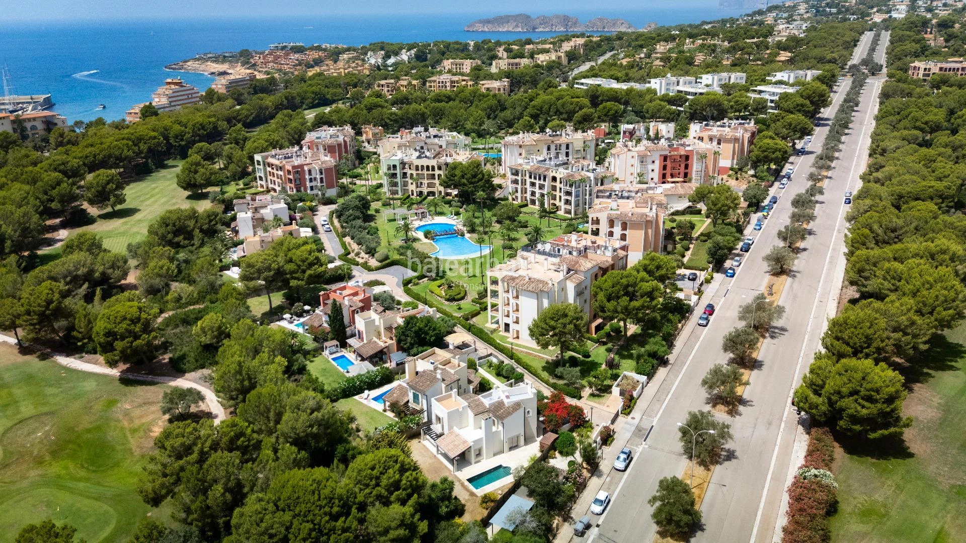 Bright villa featuring premium-quality materials, a garden and a swimming pool next to the golf course in Nova Santa Ponsa.