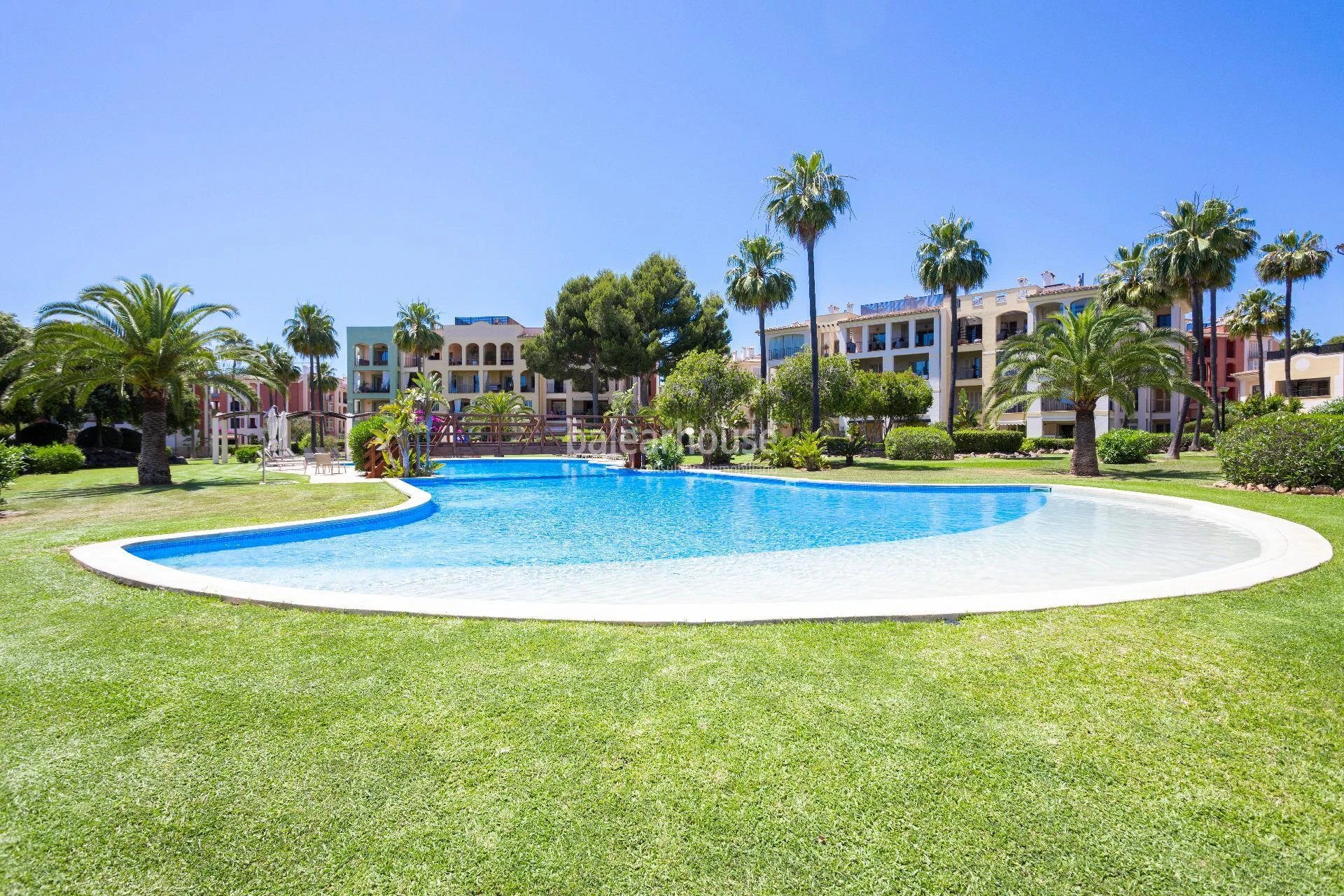 Bright villa featuring premium-quality materials, a garden and a swimming pool next to the golf course in Nova Santa Ponsa.