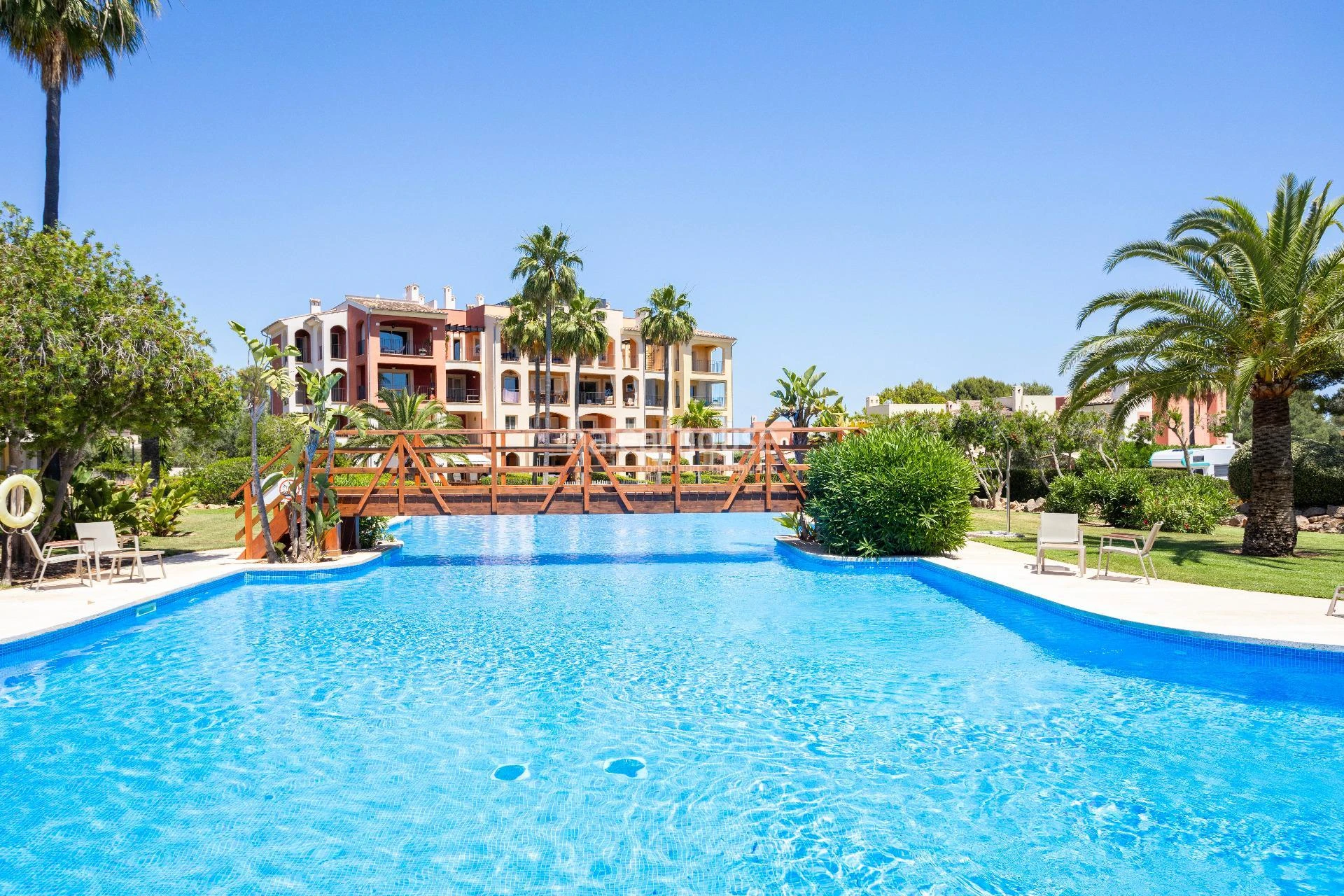 Bright villa featuring premium-quality materials, a garden and a swimming pool next to the golf course in Nova Santa Ponsa.