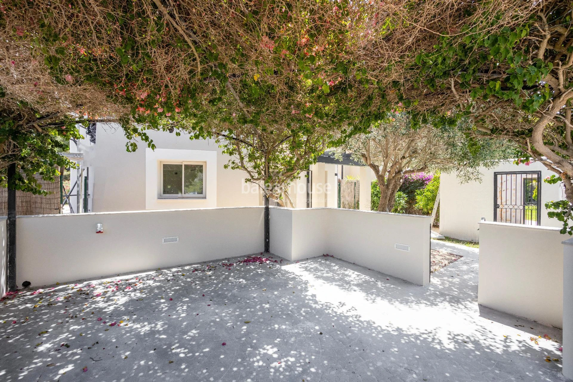 Bright villa featuring premium-quality materials, a garden and a swimming pool next to the golf course in Nova Santa Ponsa.