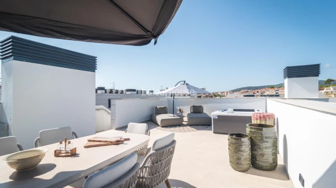 Altas calidades y diseño moderno en estos áticos de obra nueva junto al golf y zonas verdes en Palma