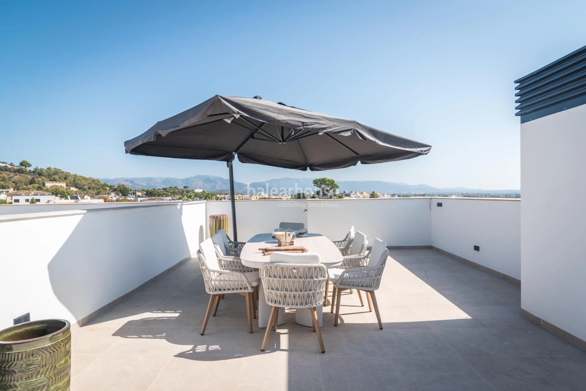 Altas calidades y diseño moderno en estos áticos de obra nueva junto al golf y zonas verdes en Palma