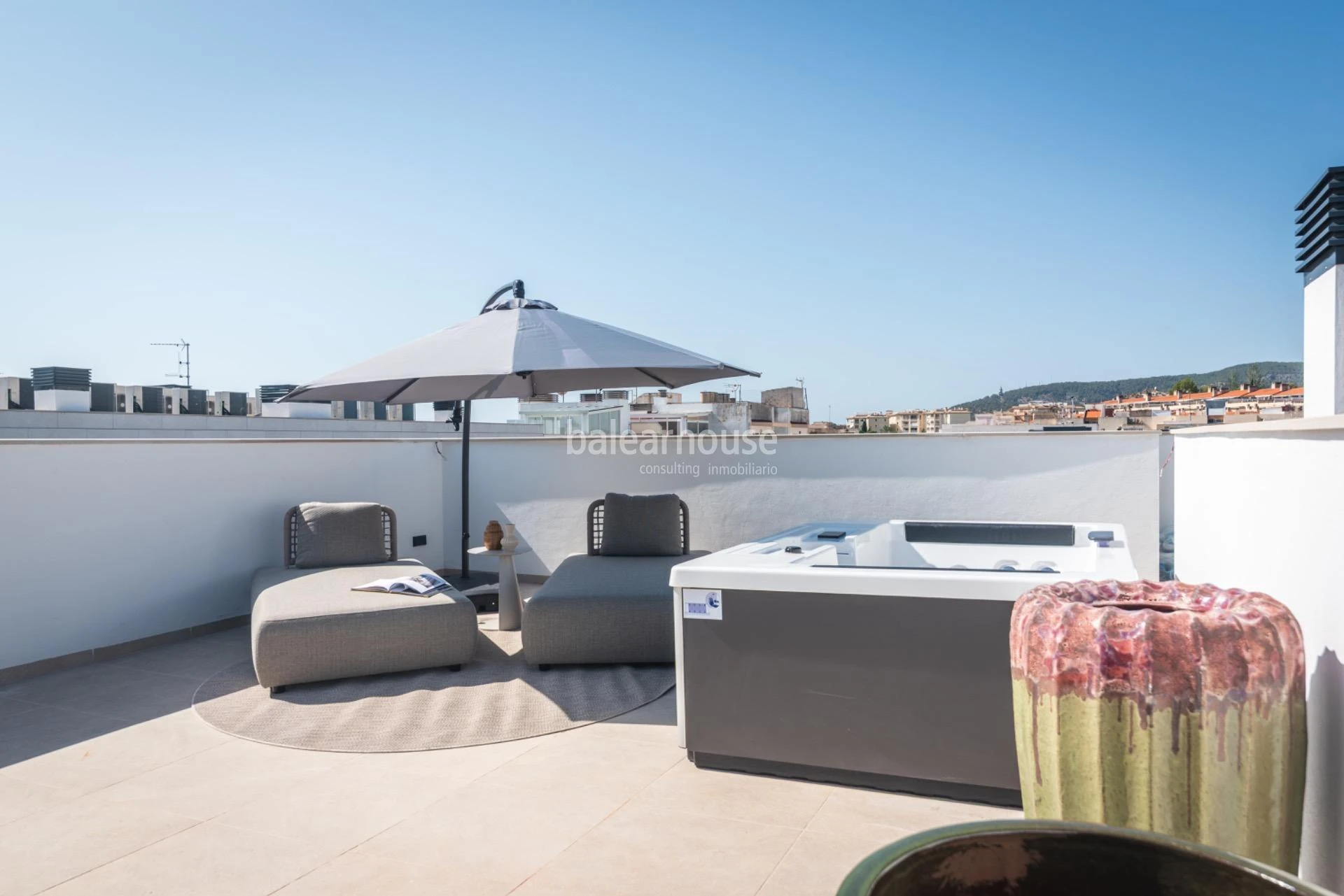 Altas calidades y diseño moderno en estos áticos de obra nueva junto al golf y zonas verdes en Palma