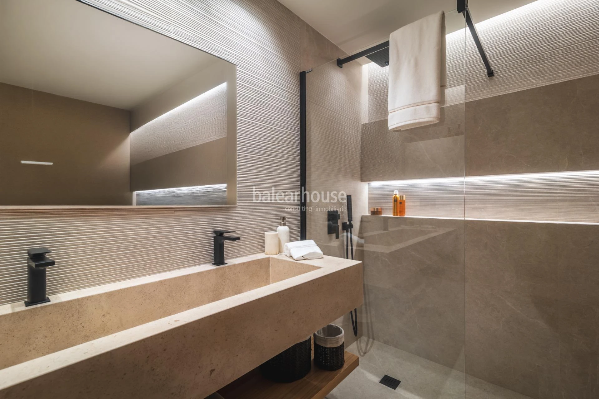 Altas calidades y diseño moderno en estos áticos de obra nueva junto al golf y zonas verdes en Palma
